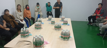 這家公司真土豪，套圈竟用現(xiàn)金當(dāng)禮品！